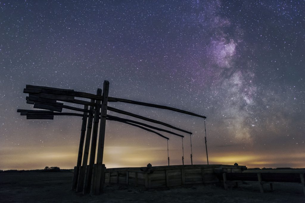 Milky-Way-and-Well-Sweeps-at-Hortobagy-Photo-@Tamás-Ladányi