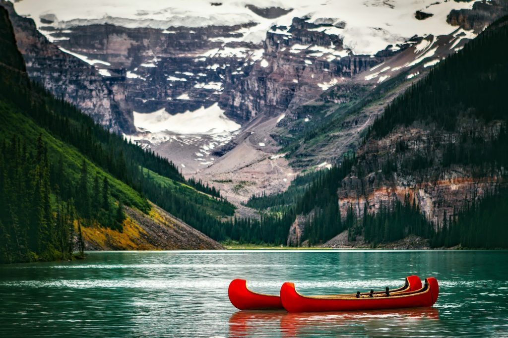 lake-louise-and-kayaks